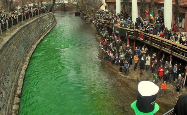 El día de la fiesta de San Patricio el río Vilnele a su paso por Vilnius se tiñe de verde.