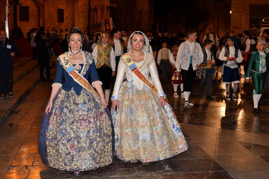 Fotos: Rostros conocidos en el primer día de Ofrenda de las Fallas 2018