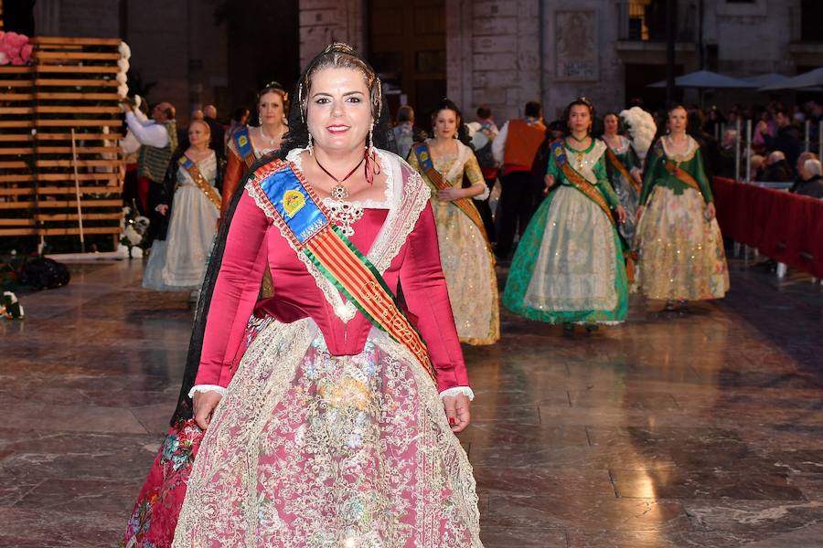 Fotos: Rostros conocidos en el primer día de Ofrenda de las Fallas 2018