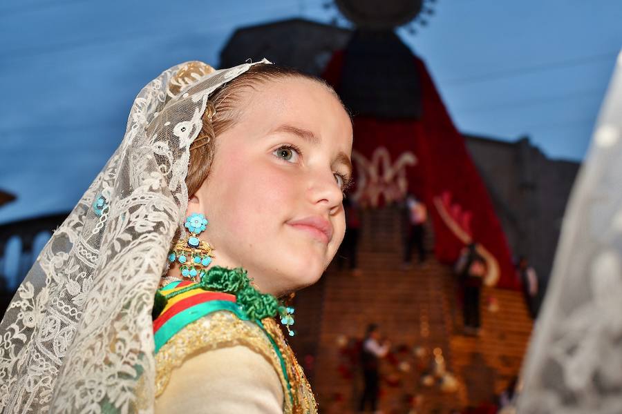 Fotos: Rostros conocidos en el primer día de Ofrenda de las Fallas 2018