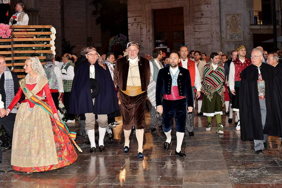 Fotos: Rostros conocidos en el primer día de Ofrenda de las Fallas 2018