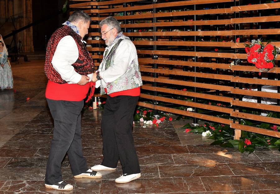 Fotos: Rostros conocidos en el primer día de Ofrenda de las Fallas 2018