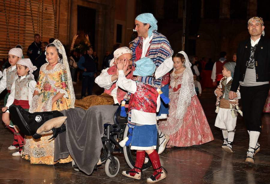 Fotos: Rostros conocidos en el primer día de Ofrenda de las Fallas 2018