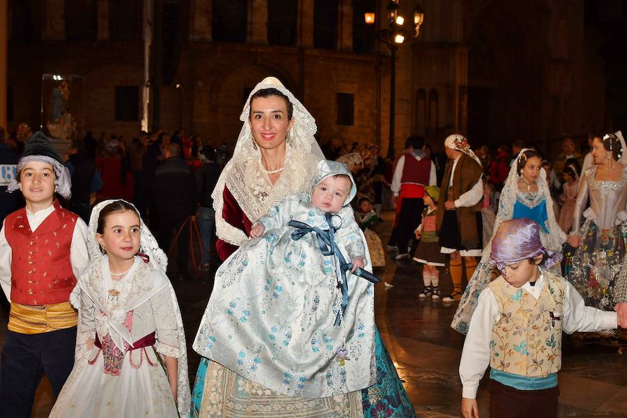 Fotos: Rostros conocidos en el primer día de Ofrenda de las Fallas 2018