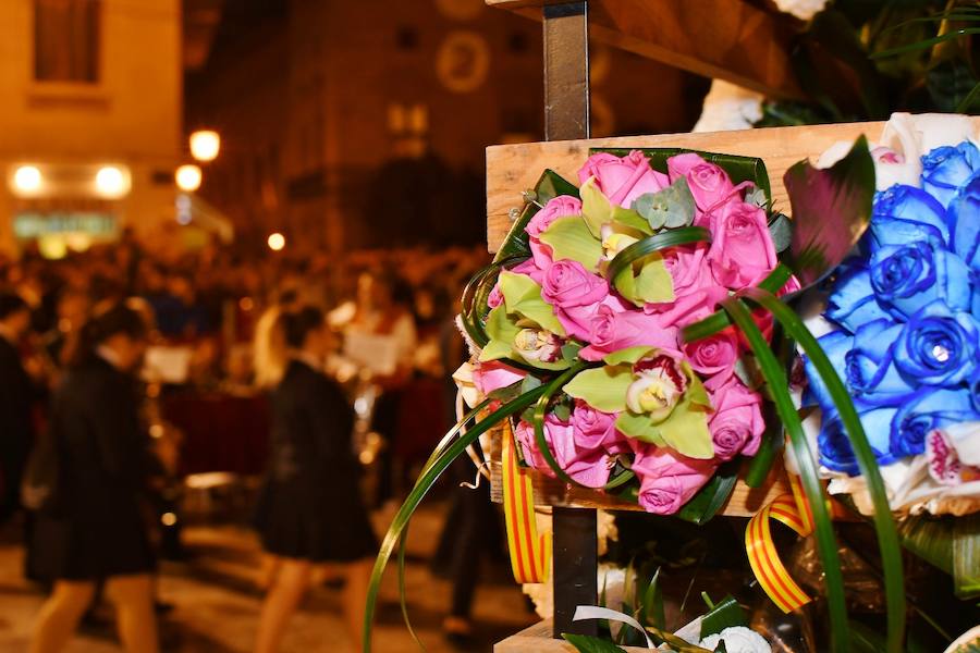 Fotos: Rostros conocidos en el primer día de Ofrenda de las Fallas 2018