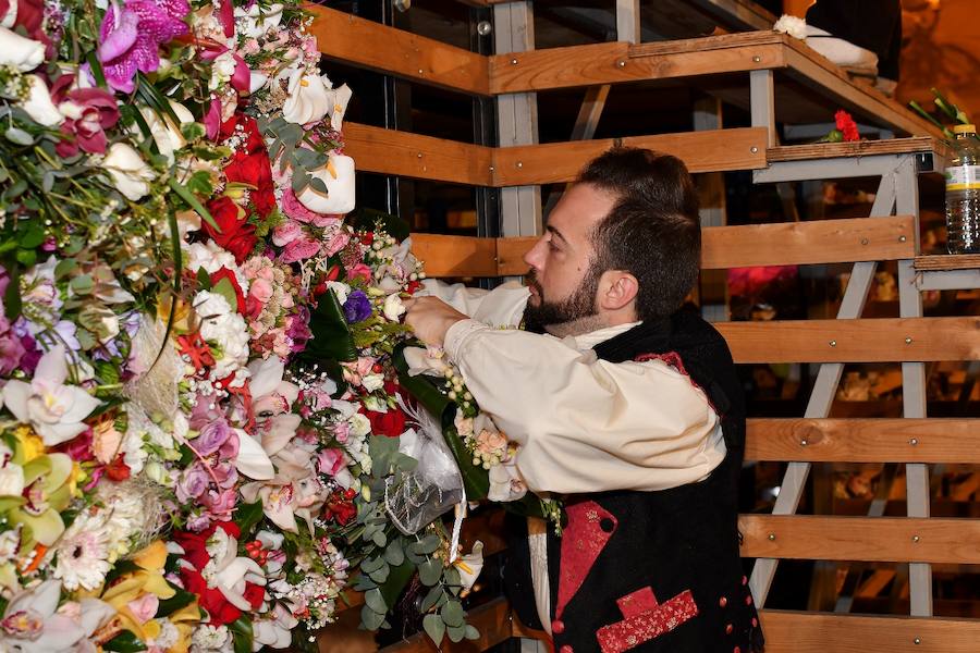 Fotos: Rostros conocidos en el primer día de Ofrenda de las Fallas 2018