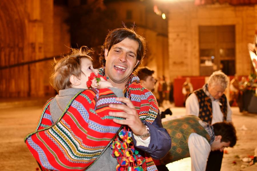 Fotos: Rostros conocidos en el primer día de Ofrenda de las Fallas 2018