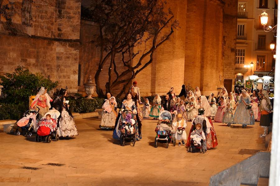 Fotos: Rostros conocidos en el primer día de Ofrenda de las Fallas 2018