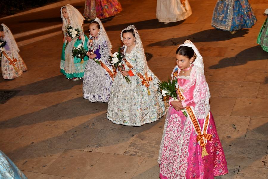 Fotos: Rostros conocidos en el primer día de Ofrenda de las Fallas 2018