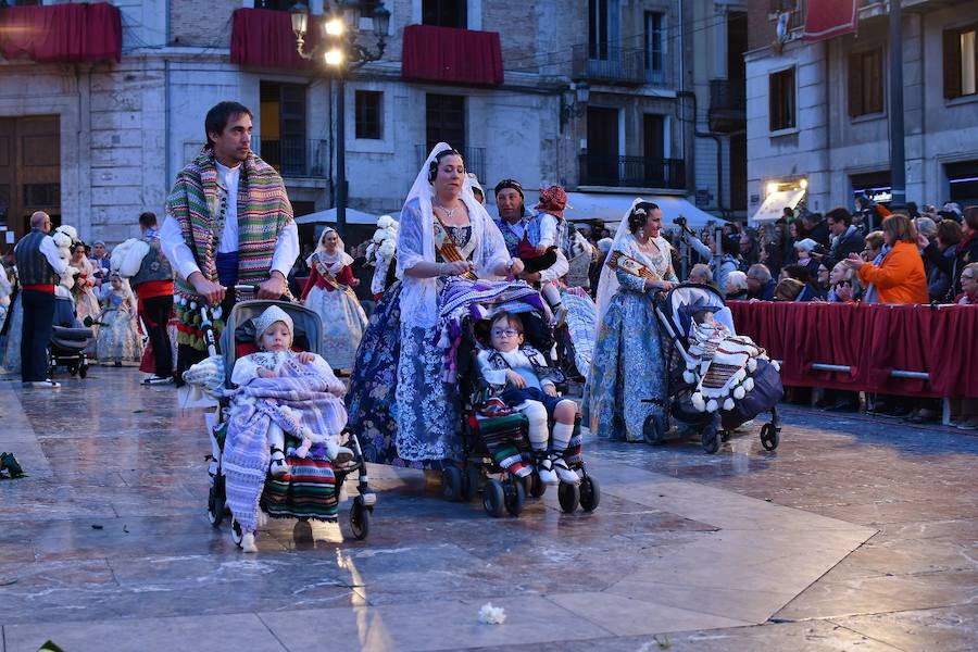 Fotos: Rostros conocidos en el primer día de Ofrenda de las Fallas 2018