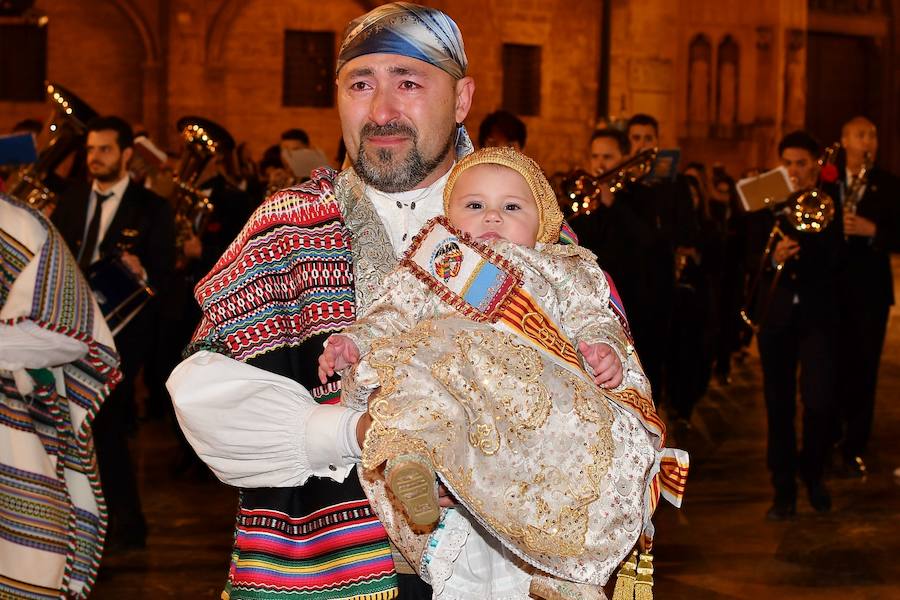 Fotos: Rostros conocidos en el primer día de Ofrenda de las Fallas 2018