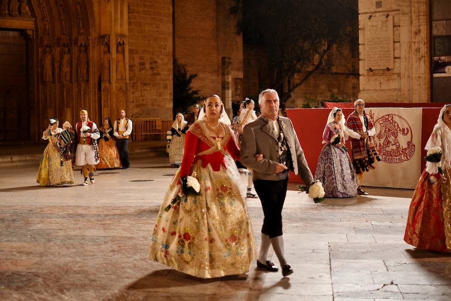 Fotos: Rostros conocidos en el primer día de Ofrenda de las Fallas 2018