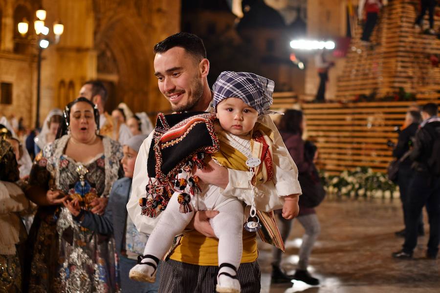 Fotos: Rostros conocidos en el primer día de Ofrenda de las Fallas 2018