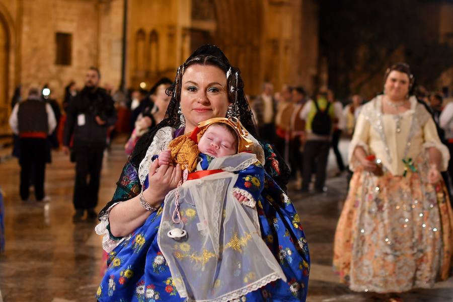 Fotos: Rostros conocidos en el primer día de Ofrenda de las Fallas 2018