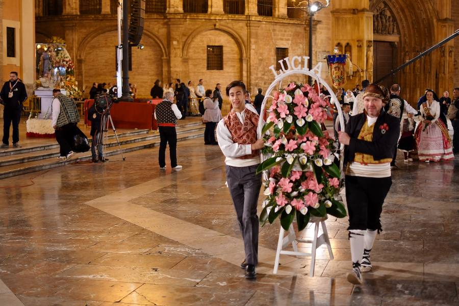 Fotos: Rostros conocidos en el primer día de Ofrenda de las Fallas 2018