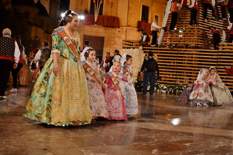 Fotos: Rostros conocidos en el primer día de Ofrenda de las Fallas 2018