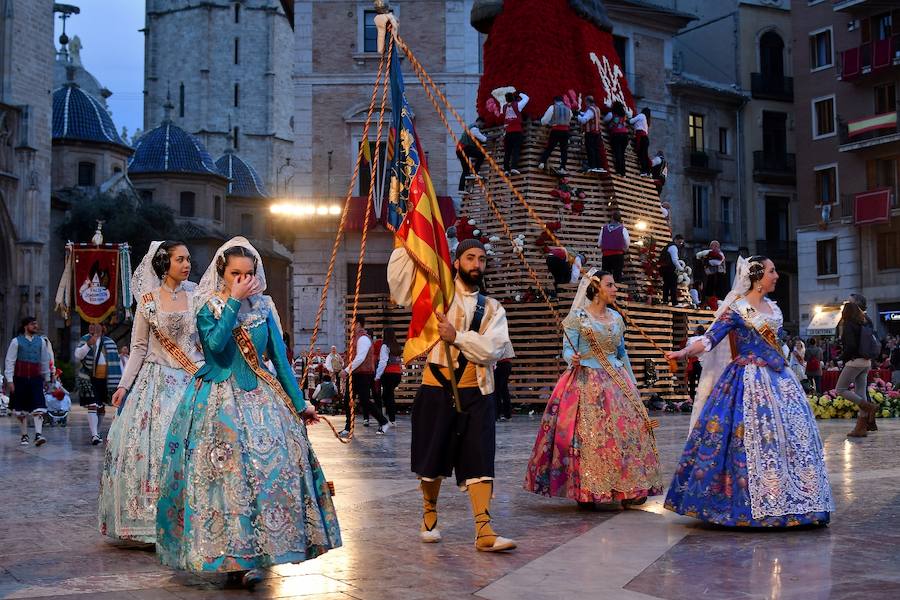 Fotos: Rostros conocidos en el primer día de Ofrenda de las Fallas 2018