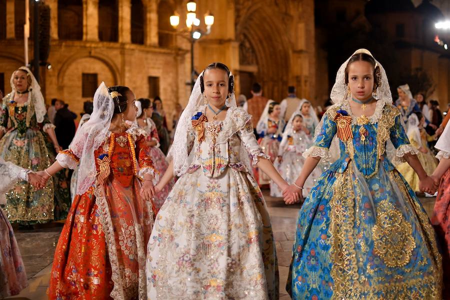 Fotos: Rostros conocidos en el primer día de Ofrenda de las Fallas 2018