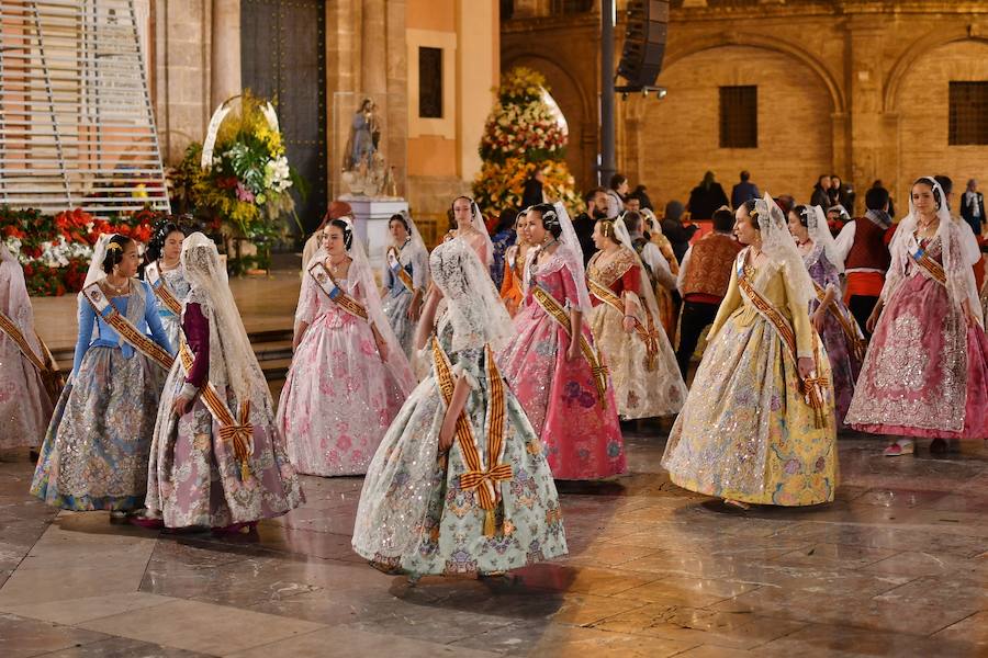 Fotos: Rostros conocidos en el primer día de Ofrenda de las Fallas 2018