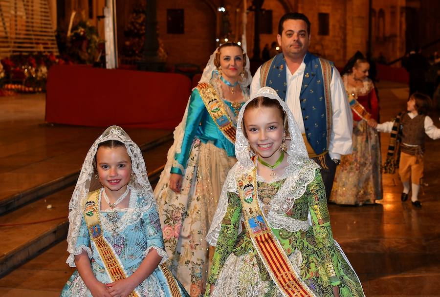 Fotos: Rostros conocidos en el primer día de Ofrenda de las Fallas 2018