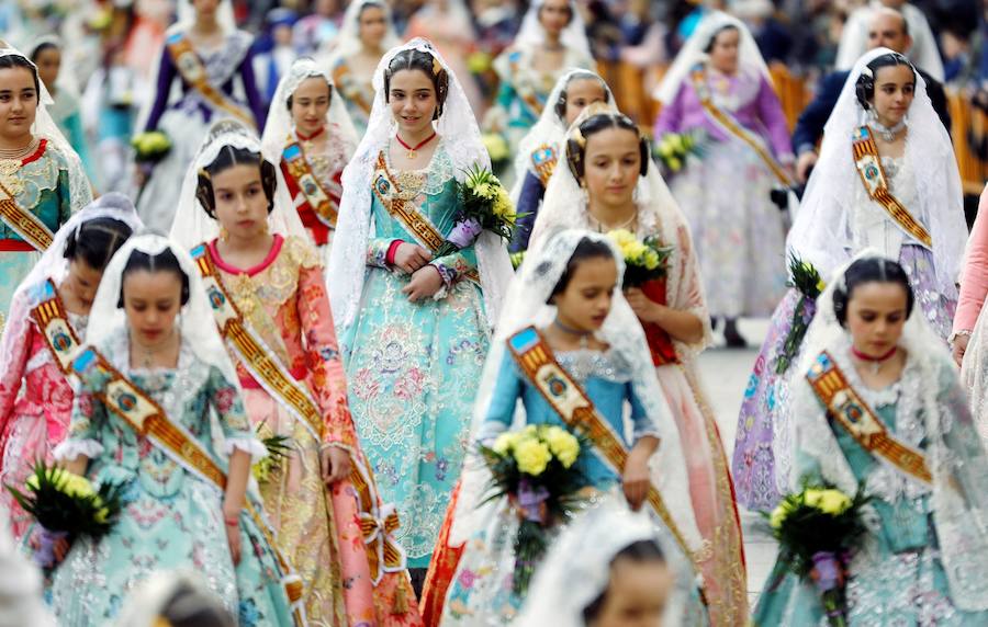 La Ofrenda de flores a la Virgen de los Desamparados se convierte en la concentración más multitudinaria de falleros al participar todas las comisiones pertenecientes a Junta Central Fallera, además de las casas regionales presentes en Valencia, así como Juntas Locales Falleras de municipios de la Comunitat Valenciana.