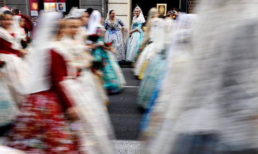 La Ofrenda de flores a la Virgen de los Desamparados se convierte en la concentración más multitudinaria de falleros al participar todas las comisiones pertenecientes a Junta Central Fallera, además de las casas regionales presentes en Valencia, así como Juntas Locales Falleras de municipios de la Comunitat Valenciana.