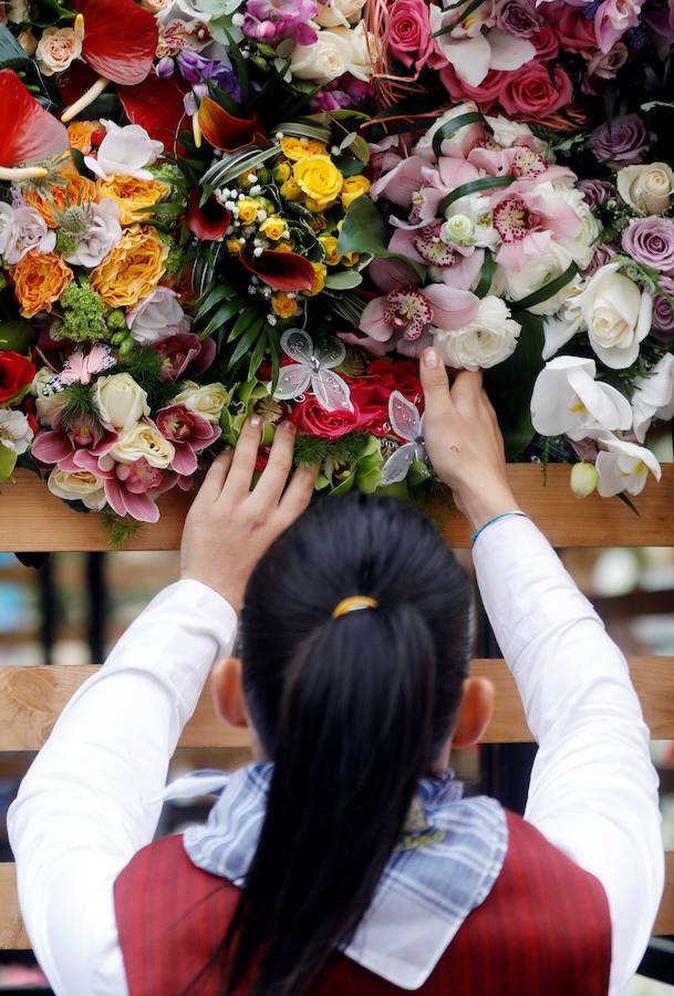 La Ofrenda de flores a la Virgen de los Desamparados se convierte en la concentración más multitudinaria de falleros al participar todas las comisiones pertenecientes a Junta Central Fallera, además de las casas regionales presentes en Valencia, así como Juntas Locales Falleras de municipios de la Comunitat Valenciana.