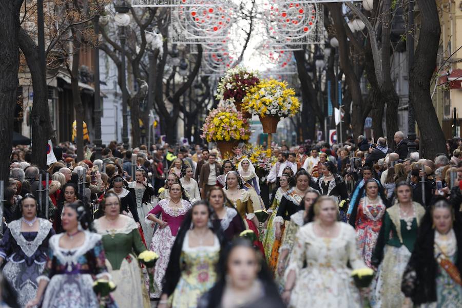 La Ofrenda de flores a la Virgen de los Desamparados se convierte en la concentración más multitudinaria de falleros al participar todas las comisiones pertenecientes a Junta Central Fallera, además de las casas regionales presentes en Valencia, así como Juntas Locales Falleras de municipios de la Comunitat Valenciana.