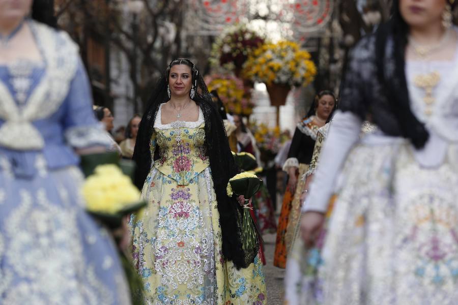 La Ofrenda de flores a la Virgen de los Desamparados se convierte en la concentración más multitudinaria de falleros al participar todas las comisiones pertenecientes a Junta Central Fallera, además de las casas regionales presentes en Valencia, así como Juntas Locales Falleras de municipios de la Comunitat Valenciana.