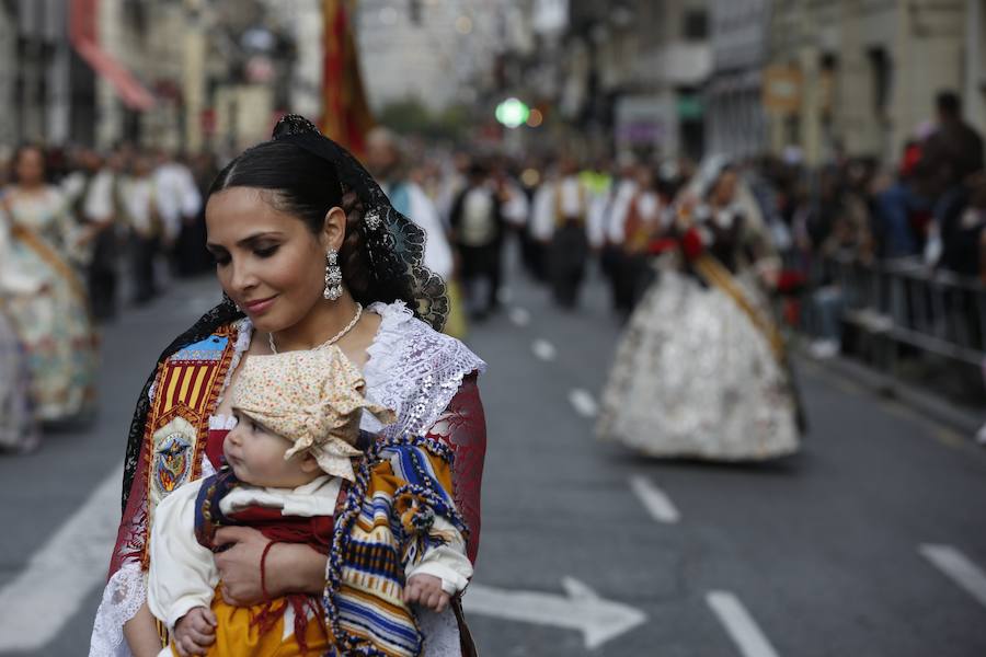 La Ofrenda de flores a la Virgen de los Desamparados se convierte en la concentración más multitudinaria de falleros al participar todas las comisiones pertenecientes a Junta Central Fallera, además de las casas regionales presentes en Valencia, así como Juntas Locales Falleras de municipios de la Comunitat Valenciana.