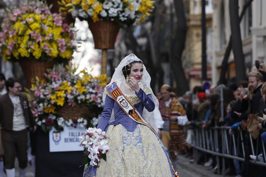 La Ofrenda de flores a la Virgen de los Desamparados se convierte en la concentración más multitudinaria de falleros al participar todas las comisiones pertenecientes a Junta Central Fallera, además de las casas regionales presentes en Valencia, así como Juntas Locales Falleras de municipios de la Comunitat Valenciana.