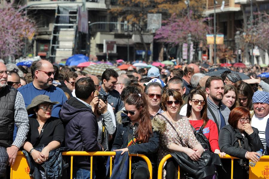 Valencia ha vibrado enfervorizada y se ha rendido a la elegancia y la brutalidad pirotécnica que ha desplegado este domingo Pirotecnia Valenciana en una plaza del Ayuntamiento abarrotada, que ha aplaudido la apuesta y la innovación de la penúltima mascletà de las Fallas de 2018.