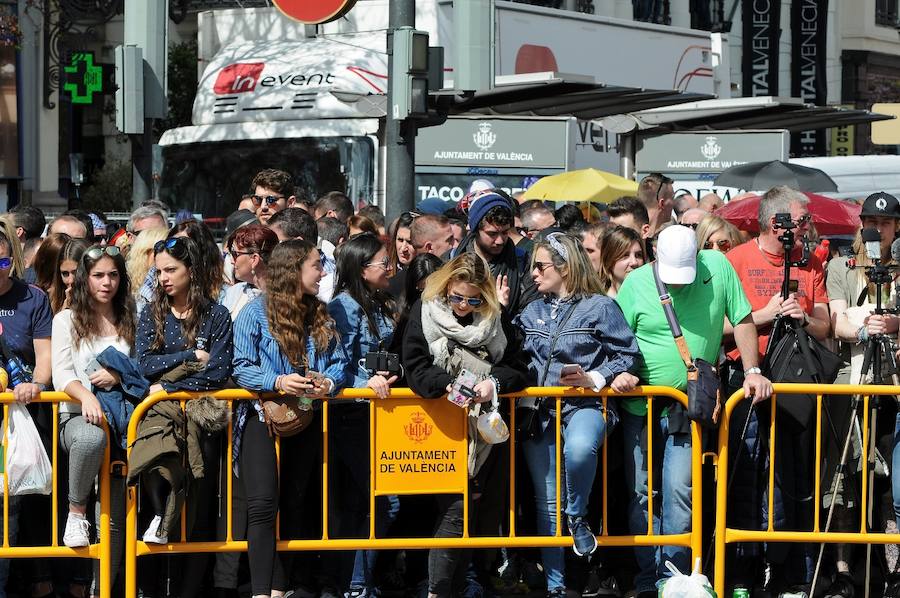 Valencia ha vibrado enfervorizada y se ha rendido a la elegancia y la brutalidad pirotécnica que ha desplegado este domingo Pirotecnia Valenciana en una plaza del Ayuntamiento abarrotada, que ha aplaudido la apuesta y la innovación de la penúltima mascletà de las Fallas de 2018.