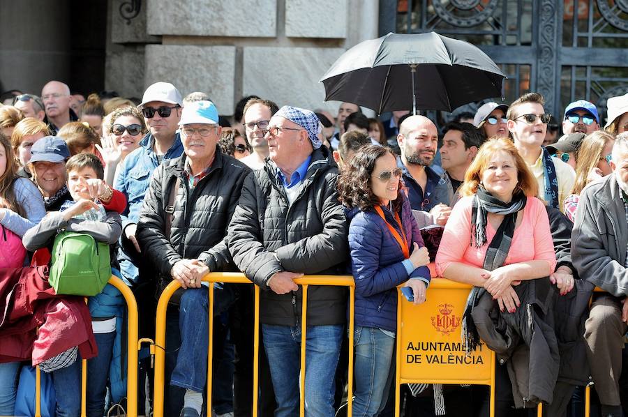 Valencia ha vibrado enfervorizada y se ha rendido a la elegancia y la brutalidad pirotécnica que ha desplegado este domingo Pirotecnia Valenciana en una plaza del Ayuntamiento abarrotada, que ha aplaudido la apuesta y la innovación de la penúltima mascletà de las Fallas de 2018.