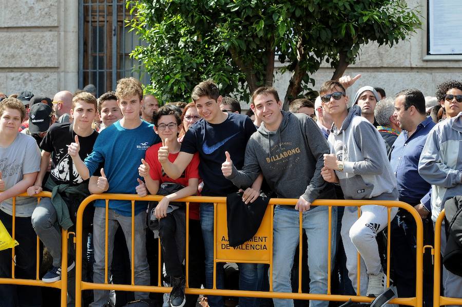 Valencia ha vibrado enfervorizada y se ha rendido a la elegancia y la brutalidad pirotécnica que ha desplegado este domingo Pirotecnia Valenciana en una plaza del Ayuntamiento abarrotada, que ha aplaudido la apuesta y la innovación de la penúltima mascletà de las Fallas de 2018.