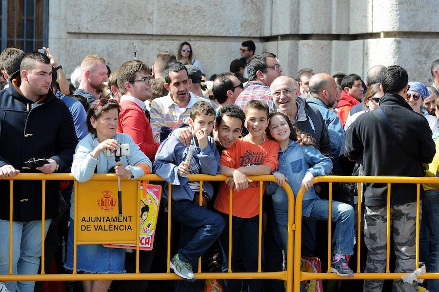 Valencia ha vibrado enfervorizada y se ha rendido a la elegancia y la brutalidad pirotécnica que ha desplegado este domingo Pirotecnia Valenciana en una plaza del Ayuntamiento abarrotada, que ha aplaudido la apuesta y la innovación de la penúltima mascletà de las Fallas de 2018.