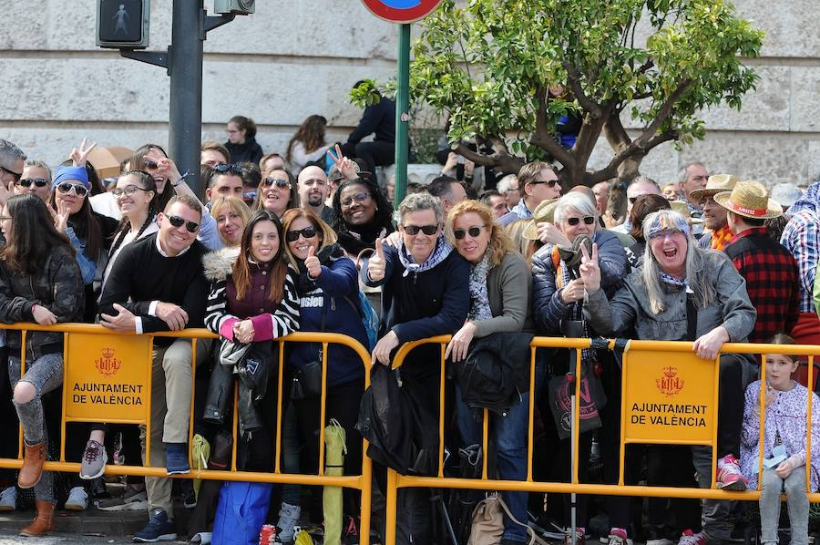 Valencia ha vibrado enfervorizada y se ha rendido a la elegancia y la brutalidad pirotécnica que ha desplegado este domingo Pirotecnia Valenciana en una plaza del Ayuntamiento abarrotada, que ha aplaudido la apuesta y la innovación de la penúltima mascletà de las Fallas de 2018.