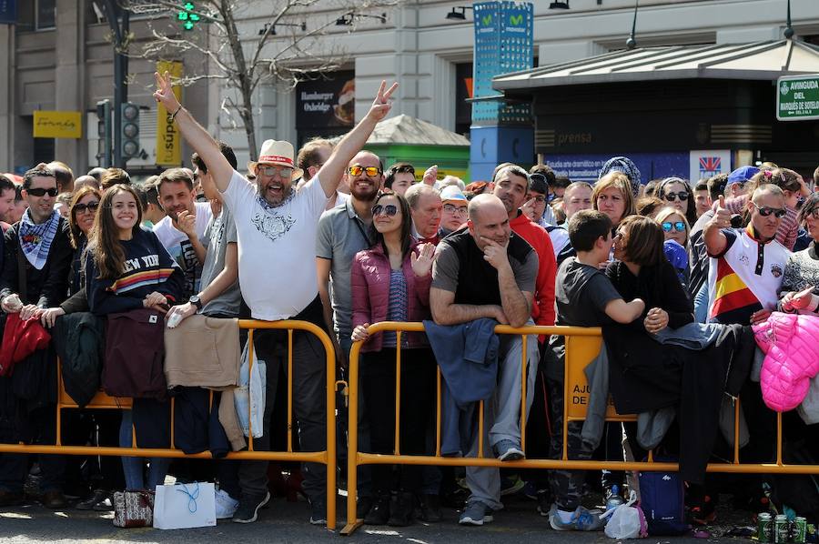 Valencia ha vibrado enfervorizada y se ha rendido a la elegancia y la brutalidad pirotécnica que ha desplegado este domingo Pirotecnia Valenciana en una plaza del Ayuntamiento abarrotada, que ha aplaudido la apuesta y la innovación de la penúltima mascletà de las Fallas de 2018.