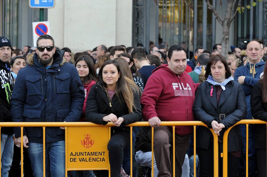 Valencia ha vibrado enfervorizada y se ha rendido a la elegancia y la brutalidad pirotécnica que ha desplegado este domingo Pirotecnia Valenciana en una plaza del Ayuntamiento abarrotada, que ha aplaudido la apuesta y la innovación de la penúltima mascletà de las Fallas de 2018.