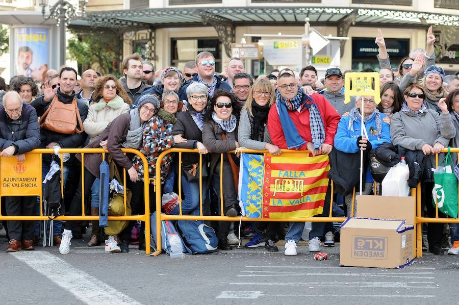 Valencia ha vibrado enfervorizada y se ha rendido a la elegancia y la brutalidad pirotécnica que ha desplegado este domingo Pirotecnia Valenciana en una plaza del Ayuntamiento abarrotada, que ha aplaudido la apuesta y la innovación de la penúltima mascletà de las Fallas de 2018.