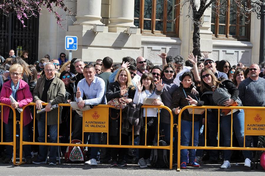 Valencia ha vibrado enfervorizada y se ha rendido a la elegancia y la brutalidad pirotécnica que ha desplegado este domingo Pirotecnia Valenciana en una plaza del Ayuntamiento abarrotada, que ha aplaudido la apuesta y la innovación de la penúltima mascletà de las Fallas de 2018.