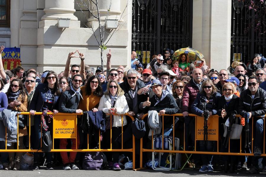 Valencia ha vibrado enfervorizada y se ha rendido a la elegancia y la brutalidad pirotécnica que ha desplegado este domingo Pirotecnia Valenciana en una plaza del Ayuntamiento abarrotada, que ha aplaudido la apuesta y la innovación de la penúltima mascletà de las Fallas de 2018.