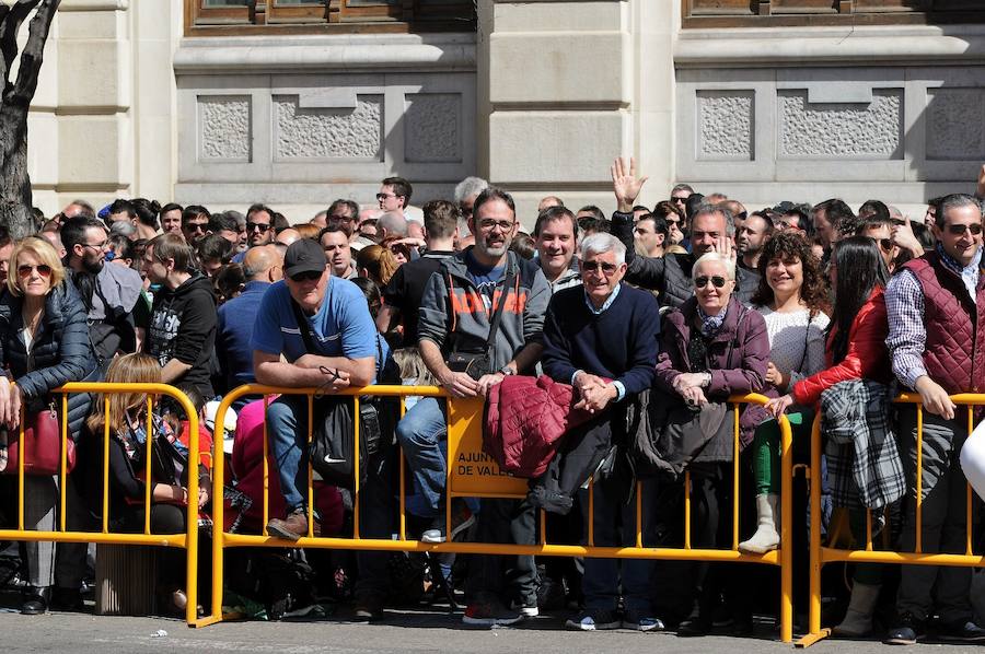 Valencia ha vibrado enfervorizada y se ha rendido a la elegancia y la brutalidad pirotécnica que ha desplegado este domingo Pirotecnia Valenciana en una plaza del Ayuntamiento abarrotada, que ha aplaudido la apuesta y la innovación de la penúltima mascletà de las Fallas de 2018.