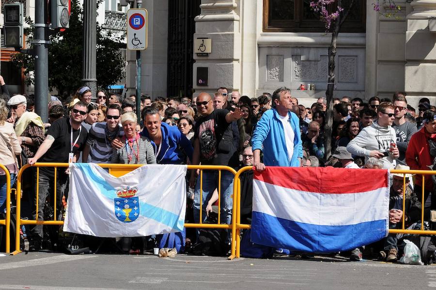 Valencia ha vibrado enfervorizada y se ha rendido a la elegancia y la brutalidad pirotécnica que ha desplegado este domingo Pirotecnia Valenciana en una plaza del Ayuntamiento abarrotada, que ha aplaudido la apuesta y la innovación de la penúltima mascletà de las Fallas de 2018.