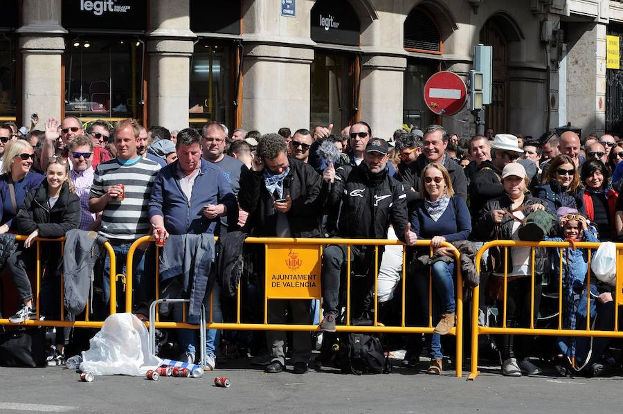 Valencia ha vibrado enfervorizada y se ha rendido a la elegancia y la brutalidad pirotécnica que ha desplegado este domingo Pirotecnia Valenciana en una plaza del Ayuntamiento abarrotada, que ha aplaudido la apuesta y la innovación de la penúltima mascletà de las Fallas de 2018.