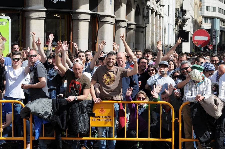 Valencia ha vibrado enfervorizada y se ha rendido a la elegancia y la brutalidad pirotécnica que ha desplegado este domingo Pirotecnia Valenciana en una plaza del Ayuntamiento abarrotada, que ha aplaudido la apuesta y la innovación de la penúltima mascletà de las Fallas de 2018.