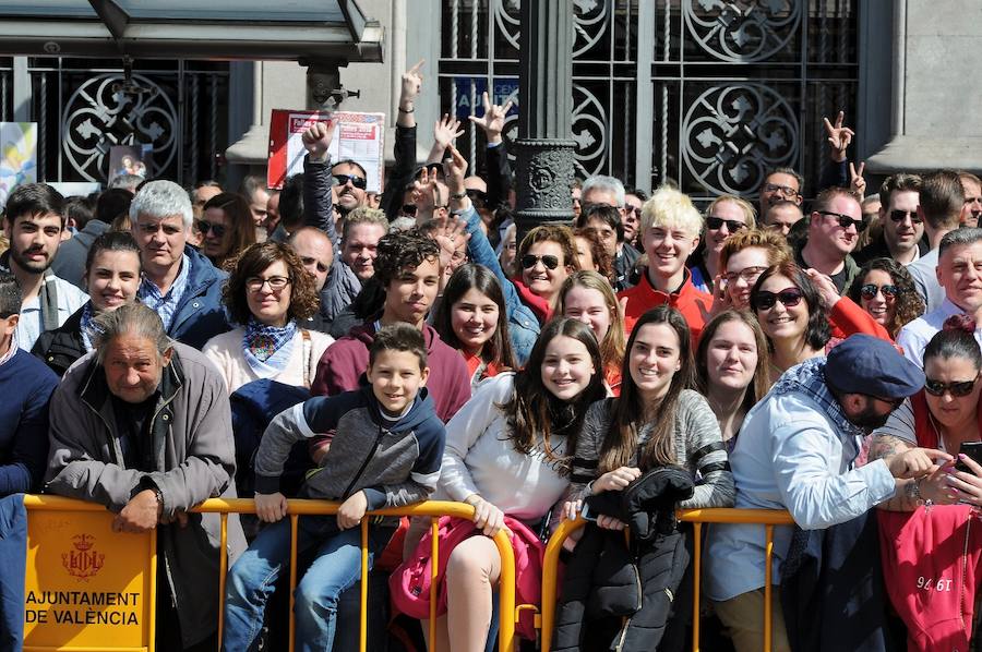 Valencia ha vibrado enfervorizada y se ha rendido a la elegancia y la brutalidad pirotécnica que ha desplegado este domingo Pirotecnia Valenciana en una plaza del Ayuntamiento abarrotada, que ha aplaudido la apuesta y la innovación de la penúltima mascletà de las Fallas de 2018.