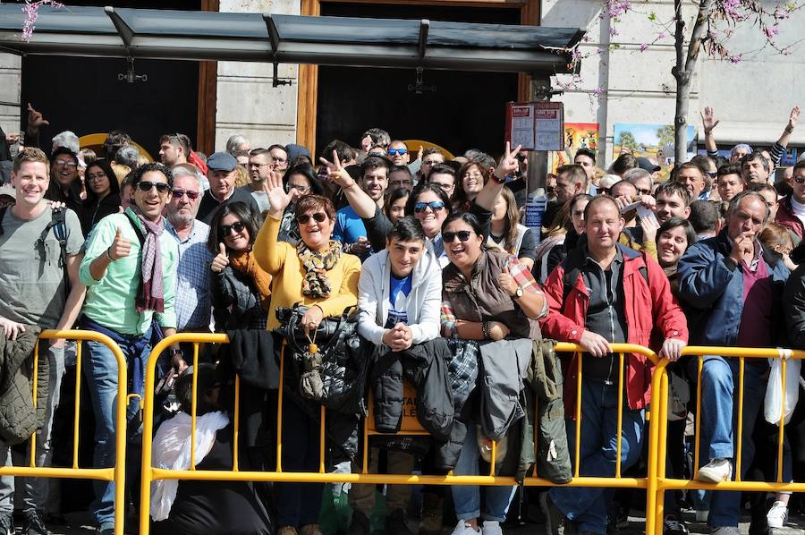 Valencia ha vibrado enfervorizada y se ha rendido a la elegancia y la brutalidad pirotécnica que ha desplegado este domingo Pirotecnia Valenciana en una plaza del Ayuntamiento abarrotada, que ha aplaudido la apuesta y la innovación de la penúltima mascletà de las Fallas de 2018.