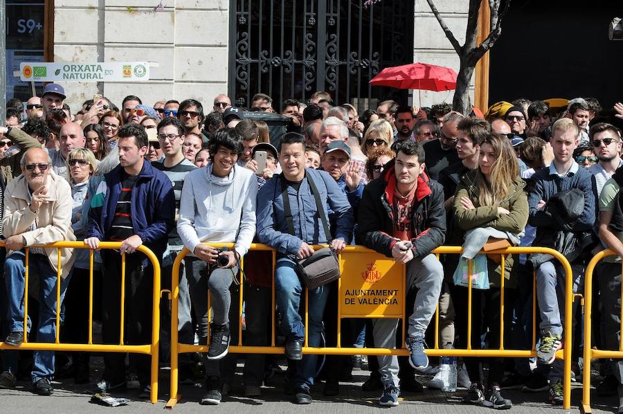 Valencia ha vibrado enfervorizada y se ha rendido a la elegancia y la brutalidad pirotécnica que ha desplegado este domingo Pirotecnia Valenciana en una plaza del Ayuntamiento abarrotada, que ha aplaudido la apuesta y la innovación de la penúltima mascletà de las Fallas de 2018.