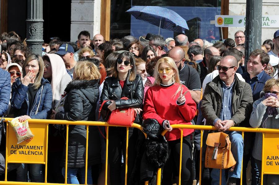 Valencia ha vibrado enfervorizada y se ha rendido a la elegancia y la brutalidad pirotécnica que ha desplegado este domingo Pirotecnia Valenciana en una plaza del Ayuntamiento abarrotada, que ha aplaudido la apuesta y la innovación de la penúltima mascletà de las Fallas de 2018.